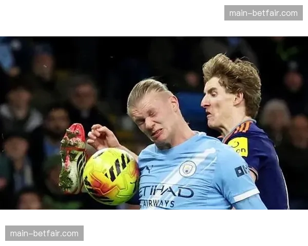 特写：终场哨响，被换下的莱万多夫斯基与哈兰德在中圈拥抱